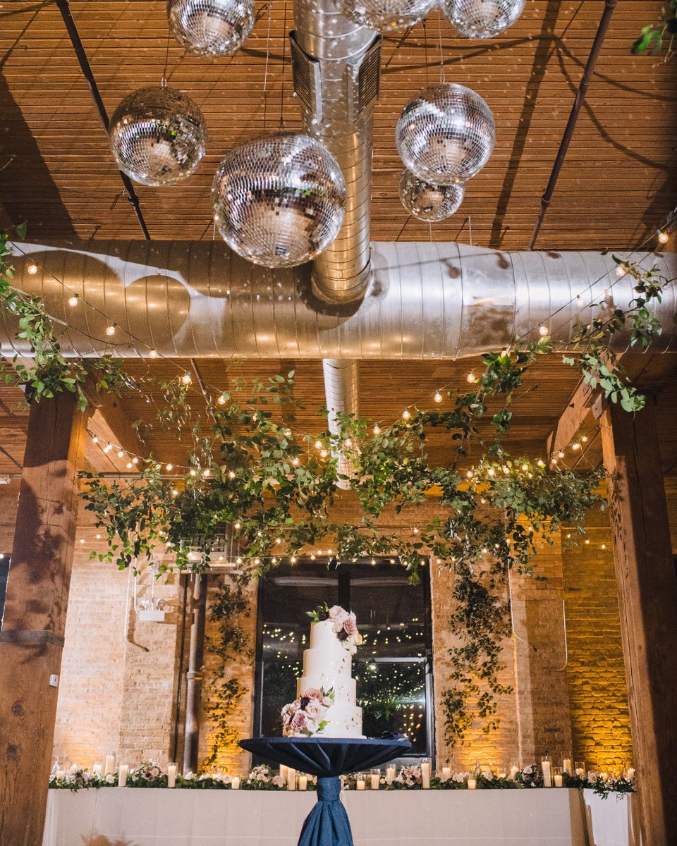 Getting in the party mood in the Reverie Gallery 🥂🪩✨ 📸 Ed & Aileen #lacunaevents #lacunalofts #chicagoeventvenue #weddingreception #tablescapeinspo #weddingdecor