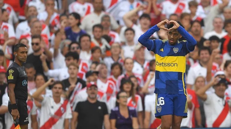 ÚLTIMOS 50 AÑOS
EN EL MONUMENTAL
POR LIGA O COPA DE LIGA
(1975-2024)

Boca ganó 18
River ganó 13
Empataron 22
Diferencia: +5 Boca

ÚLTIMOS 50 AÑOS
EN EL MONUMENTAL
POR TODO PARTIDO OFICIAL
(1975-2024)

Boca ganó 20
River ganó 20
Empataron 23
Diferencia: 0