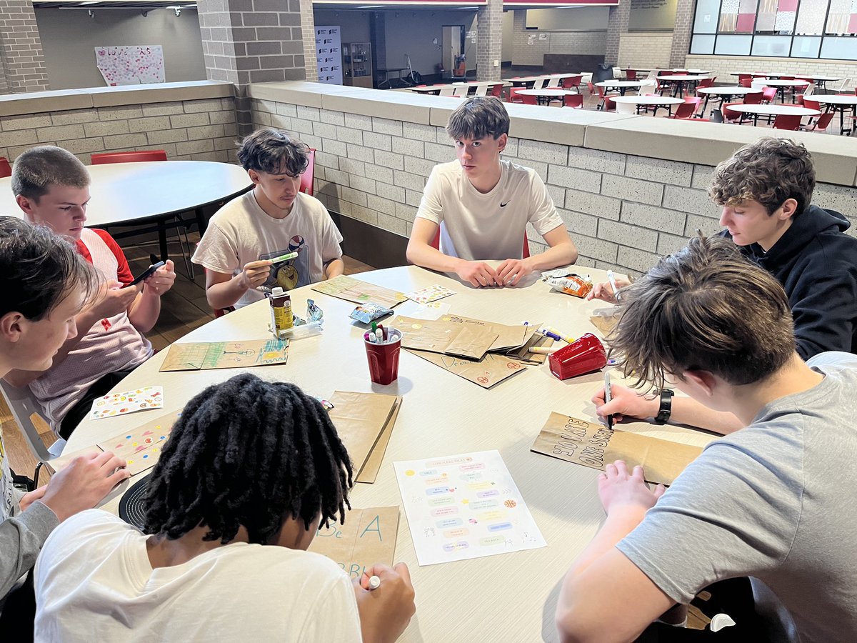 HollandHoops's tweet photo. Took some time after shootaround this afternoon to decorate lunch bags for @kidsfoodbasket! Proud of our guys for giving back and supporting our community. 

#GoDutch #KFBEngage https://t.co/UfwwVDXGFj