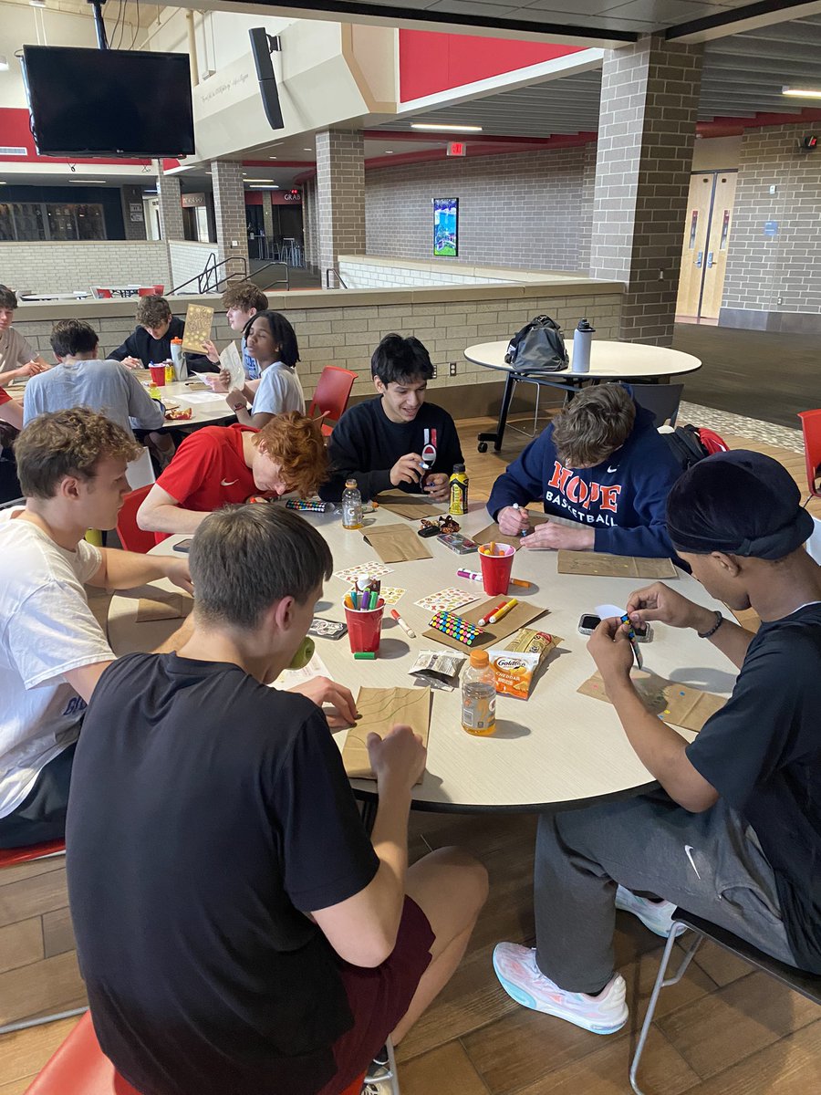 HollandHoops's tweet photo. Took some time after shootaround this afternoon to decorate lunch bags for @kidsfoodbasket! Proud of our guys for giving back and supporting our community. 

#GoDutch #KFBEngage https://t.co/UfwwVDXGFj
