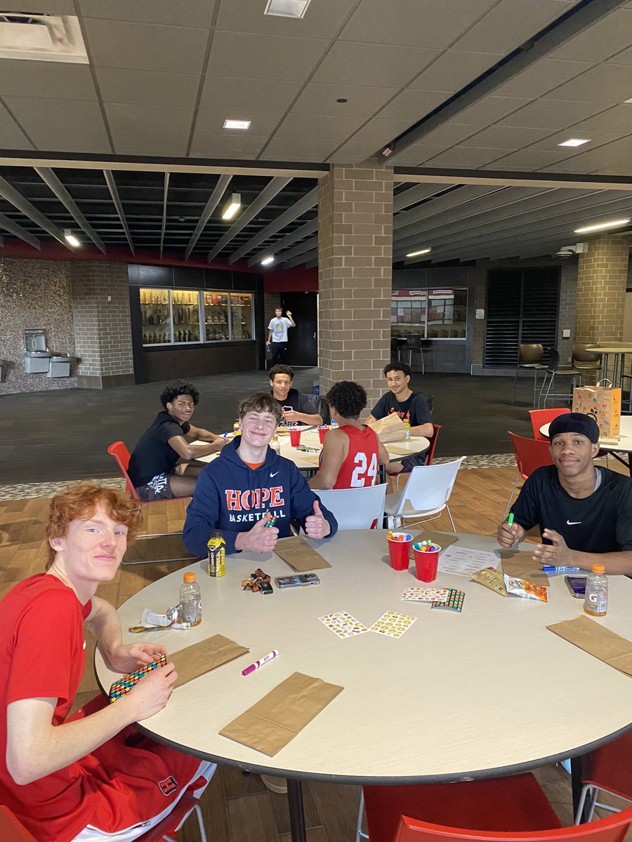 HollandHoops's tweet photo. Took some time after shootaround this afternoon to decorate lunch bags for @kidsfoodbasket! Proud of our guys for giving back and supporting our community. 

#GoDutch #KFBEngage https://t.co/UfwwVDXGFj