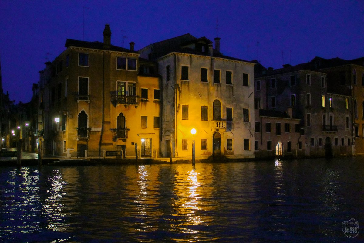 Il mondo è pieno di cose magiche, pazientemente in attesa che i nostri sensi si acuiscano.
(William Butler Yeats)

#Venezia #Magic #silence #solitaryman
#psSunshine #CEP4RemoveColorCast
📸fc