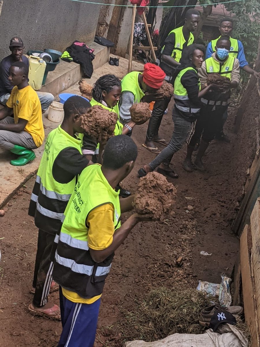 RYVCP_Kamembe's tweet photo. None #RYVCP_Kamembe twiriwe mu bikorwa bya #HumanSecurityIssues, aho twakomeje igikorwa cyo kubakira umuturage utari ufite aho kuba witwa MUKAKAYIBANDA Amida w'imyaka 62 utuye mu kagari ka #Kamashangi, @KamembeSe
#UBUMWE BWACU NI ZO #MBARAGA ZACU🤝🏿
@RwandaLocalGov
#Tujyanemo✊🏽🇷🇼 https://t.co/XsqtgspC6V