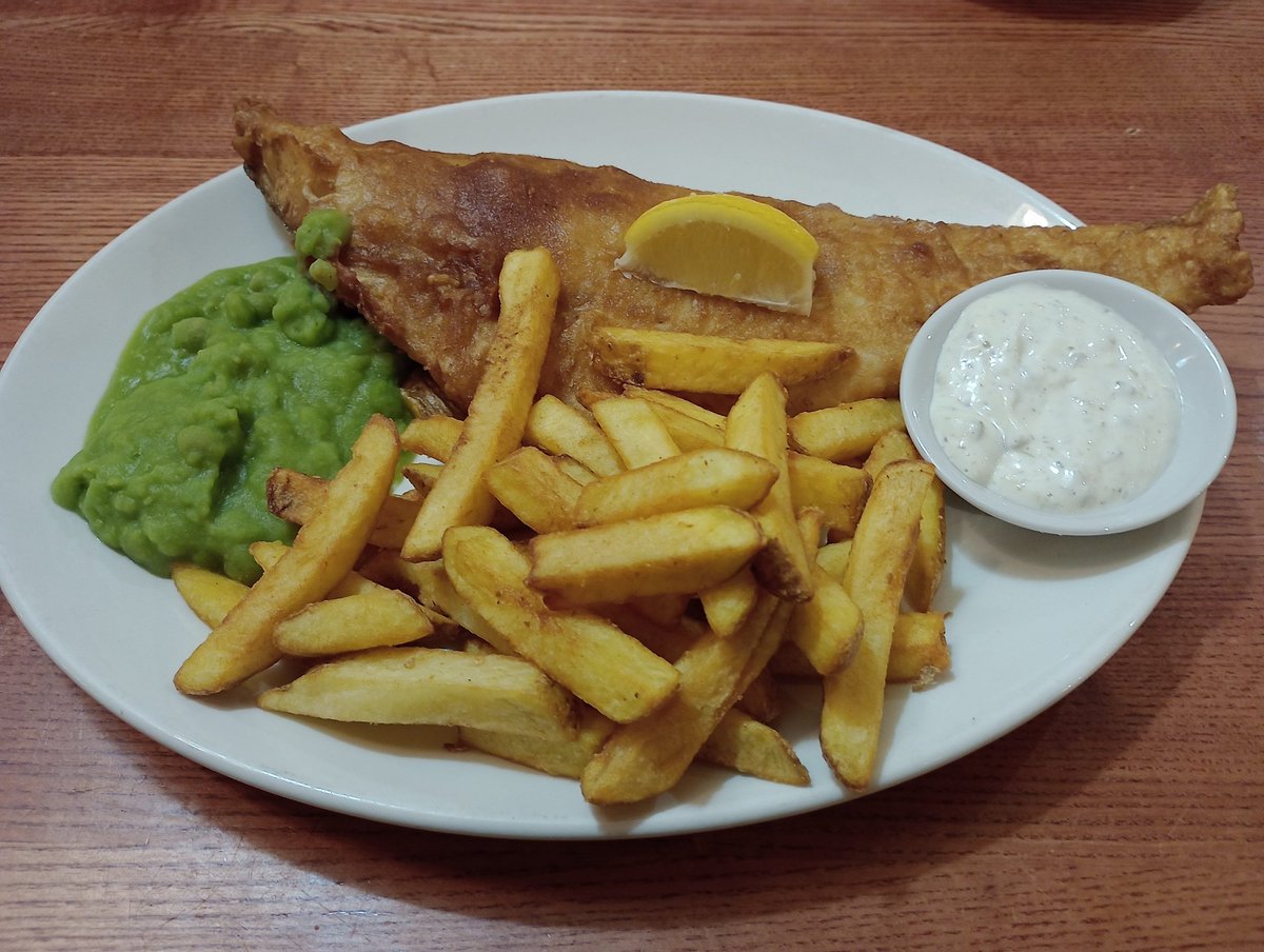 So, Monday evening and i'm eating out at the #BrewersFayre This haddock is amazing... 🤪😋 Anyone fancy a chip?xx 💚 #Gloucestershire