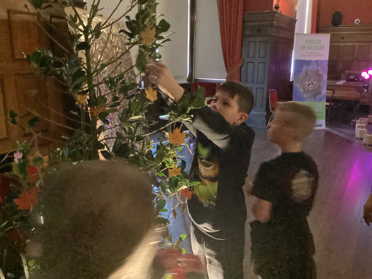 Today our Eco Warriors were invited to ‘Force for Nature Challenge Day’. We got to look at leaves through microscopes and write special messages 🍁 #harrowgateprimary #harrowgateenrichment <a href="/TreeCouncil/">The Tree Council</a>