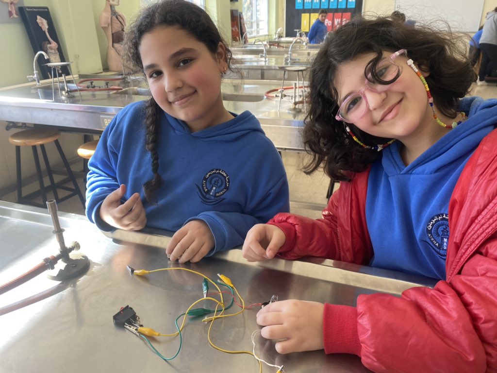 My fifth graders built their own series and parallel circuits ! @MakAishaSchool @NElakhdar