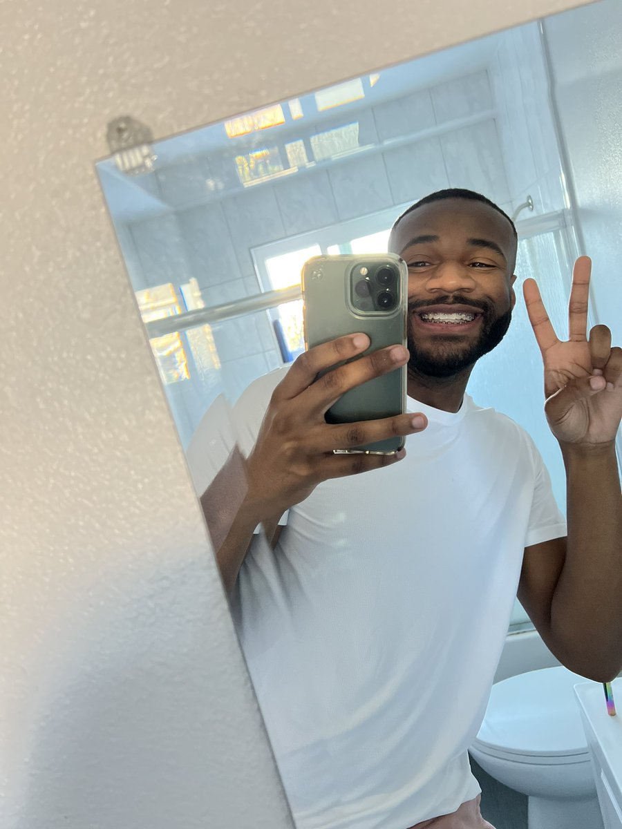 javley's tweet photo. Them: let’s take a picture 
Me: 😗✌🏾 https://t.co/Yzbq9LdGk9