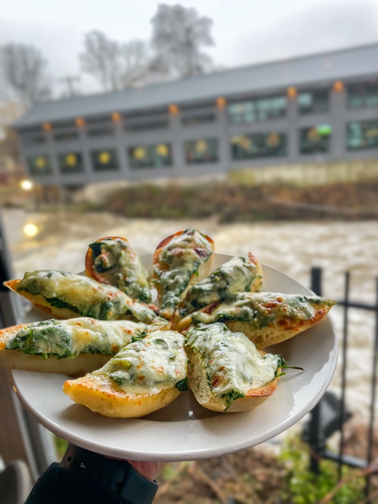 Craving something cheesy and garlicky? Our Baked Spinach Bread hits the spot every time 👌
.
.
#creekviewrestaurant #spinachbread #garlicbread #appetizers #appetizer #appetizersfordinner #foodstagram #foodporn #buffalofood #buffalofoodie #inthebuf #williamsvilleny #williamsville