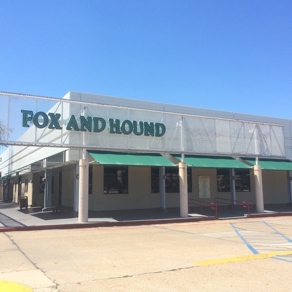 WagonsWast21781's tweet photo. Two of the Wagons mentioned #TheFoxandTheHound during the latest “In No Particular Order,” causing Patrick to give a shout out to #FoxandHound, a former #Irish pub in #Metairie! @CounselorTodd had part of his bachelor party there! 🦊 🐶 🍻 

@dndahead https://t.co/4sDn2B6juu
