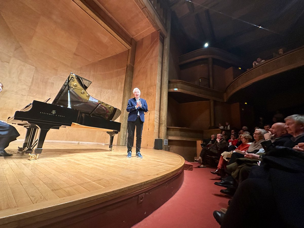 geoffroyboulard's tweet photo. 🎹 Masterclass de Jean-Philippe Collard autour des œuvres de Gabriel #Fauré, à l'occasion du centième anniversaire de sa mort à l'occasion des Rencontres musicales de #Cortot #Paris17 où se côtoient les grands solistes et pédagogues et les futures étoiles de la scène classique 🚀 https://t.co/xifMnpIfda