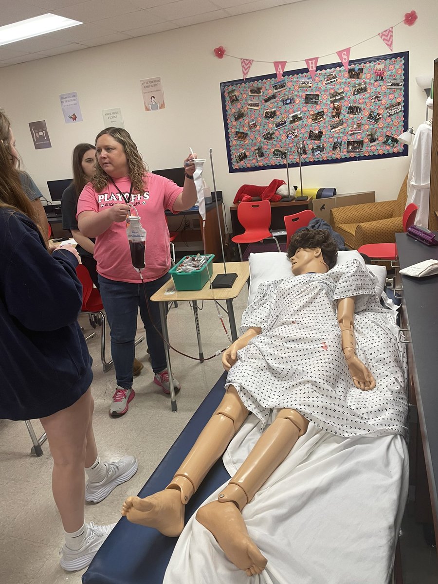 kimberlydyoung4's tweet image. @HumbleISD_AHS Thank you @AHSHealthSci for giving me a a crash course on Venipuncture as well as teaching the students the importance of patient care for their Patient Care Technician Cert 💉🙋🏽‍♀️@HumbleISD_CTE #humblecte