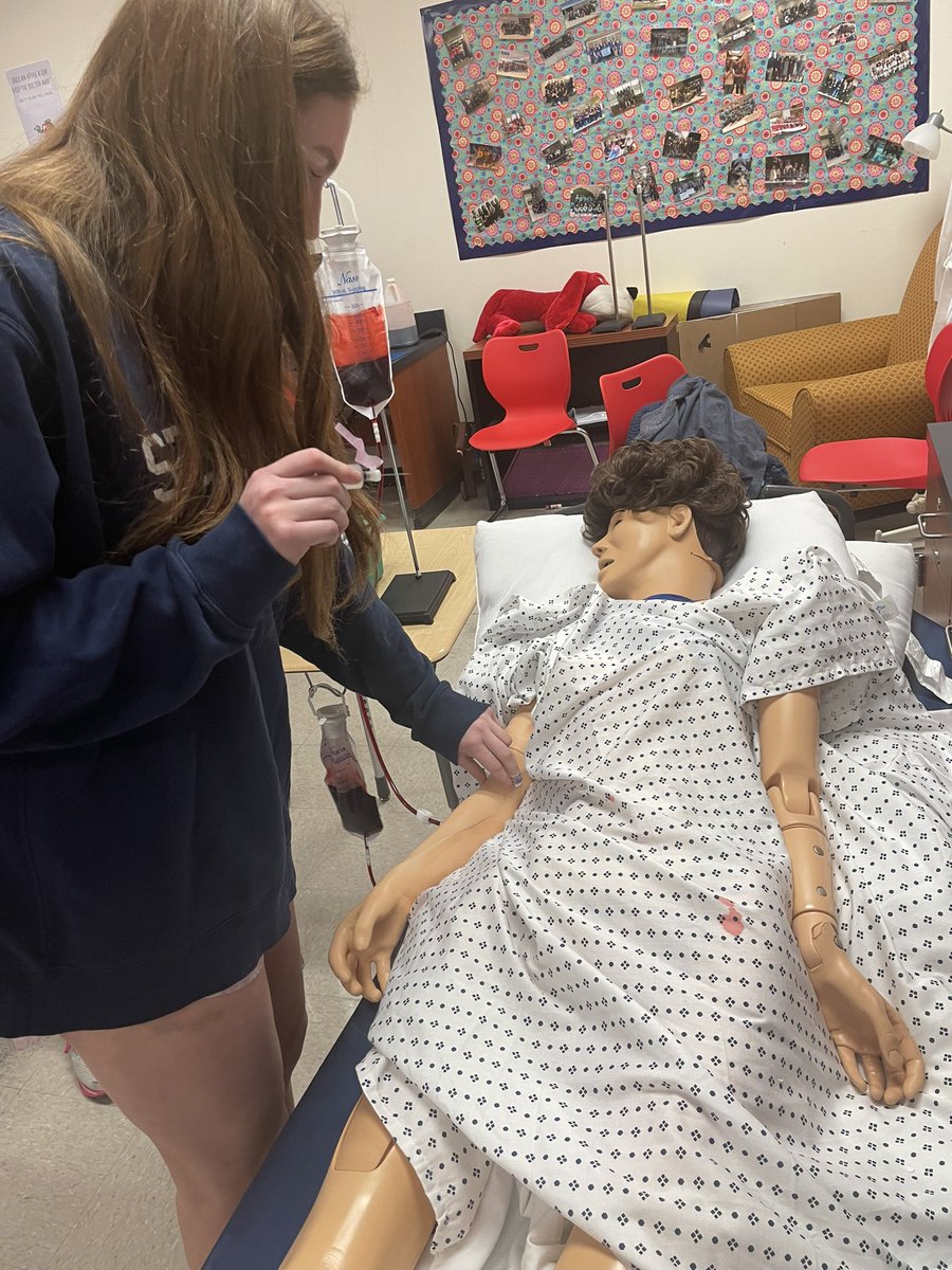 kimberlydyoung4's tweet image. @HumbleISD_AHS Thank you @AHSHealthSci for giving me a a crash course on Venipuncture as well as teaching the students the importance of patient care for their Patient Care Technician Cert 💉🙋🏽‍♀️@HumbleISD_CTE #humblecte