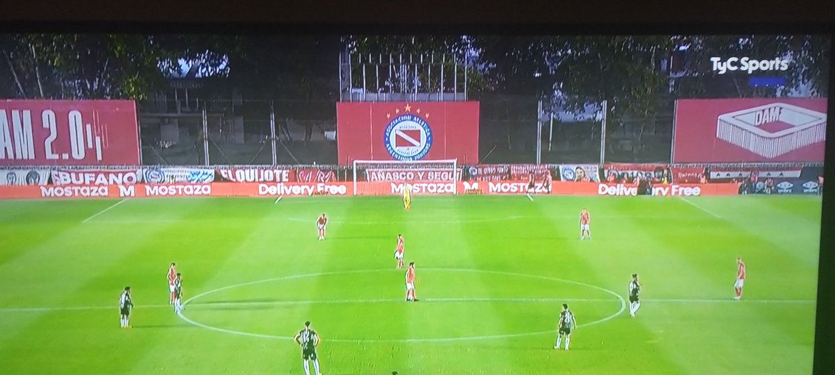 MarkusCrux's tweet photo. Que cancha de mierda!!! Cómo la de Riestra y barracas https://t.co/ptrT6c1ka2