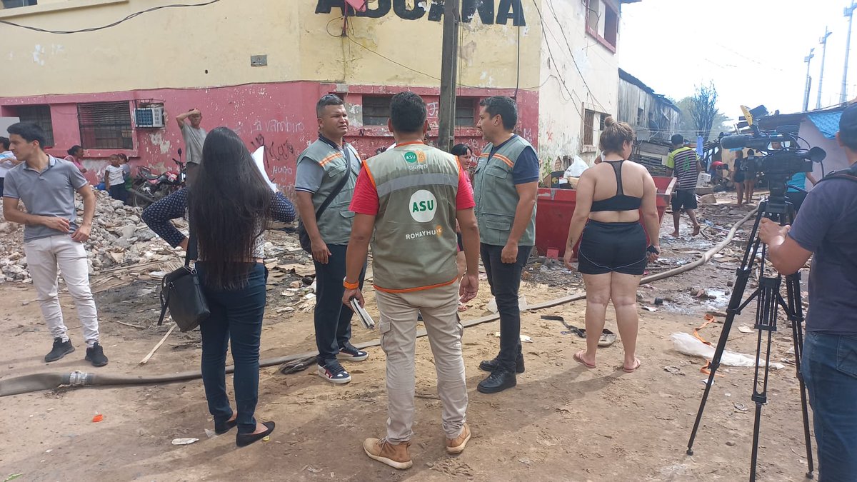 AsuDgrrd's tweet photo. Equipo operativo DGGRRD realiza verificación del siniestro (incendio) al costado del Puerto Deportivo Sajonia. https://t.co/At0taA36vu