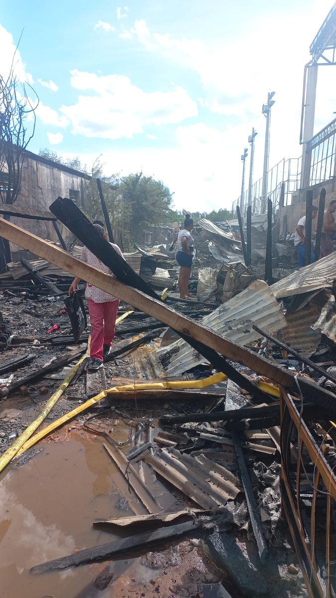 AsuDgrrd's tweet photo. Equipo operativo DGGRRD realiza verificación del siniestro (incendio) al costado del Puerto Deportivo Sajonia. https://t.co/At0taA36vu