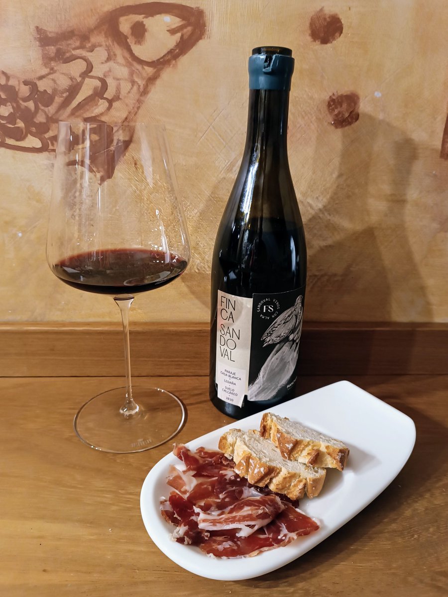 He probado este vino por primera vez. Pensando en 'describirlo', imaginé: "¡qué difícil tarea la de los des/prescriptores!".

No sabría ni por dónde empezar. Sólo sabría enunciar una conclusión: está hecho por gente que SABE hacer vino.

(lo hubiera puesto en Francia, la verdad)