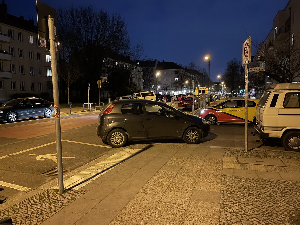 „Muss man denn jede Ecke abpollern?“ „Ja.“ #Pankow #Ossietzkystraße