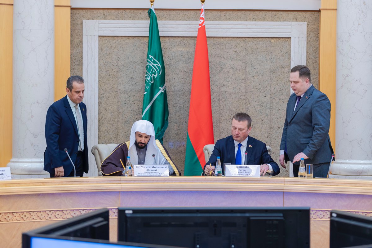 MojKsa's tweet photo. وزير العدل د. وليد الصمعاني يلتقي نظيره البيلاروسي، ويوقعان خارطة طريق للتعاون القانوني والقضائي.

التقى معالي وزير العدل الدكتور وليد بن محمد الصمعاني، بوزير العدل في جمهورية بيلاروسيا خومينكو سيرجي، وذلك خلال زيارته الرسمية، اليوم، إلى جمهورية بيلاروسيا.
وبحث وزير العدل مع نظيره البيلاروسي، سبل التعاون بين البلدين، في المجالين العدلي والقضائي.

واستعرض معالي الدكتور الصمعاني، خلال اللقاء، أبرز التطورات العدلية والقضائية، التي تشهدها المملكة، بدعم من خادم الحرمين الشريفين الملك سلمان بن عبدالعزيز آل سعود، وإشراف ومتابعة صاحب السمو الملكي الأمير محمد بن سلمان بن عبدالعزيز ولي العهد رئيس مجلس الوزراء -حفظهما الله-، لا سيما فيما يتعلق بالجانب التشريعي، والتحول الرقمي في الخدمات.

ووقع معالي وزير العدل مع نظيره البيلاروسي، خلال الزيارة، خارطة طريق للتعاون القضائي والقانوني بين البلدين.
كما زار معالي وزير العدل الدكتور وليد بن محمد الصمعاني المحكمة العليا في بيلاروسيا واطلع على آليات العمل فيها.