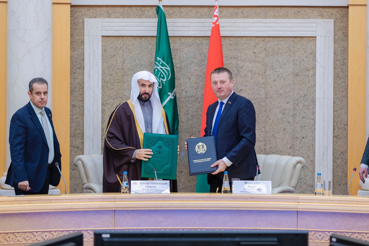 MojKsa's tweet photo. وزير العدل د. وليد الصمعاني يلتقي نظيره البيلاروسي، ويوقعان خارطة طريق للتعاون القانوني والقضائي.

التقى معالي وزير العدل الدكتور وليد بن محمد الصمعاني، بوزير العدل في جمهورية بيلاروسيا خومينكو سيرجي، وذلك خلال زيارته الرسمية، اليوم، إلى جمهورية بيلاروسيا.
وبحث وزير العدل مع نظيره البيلاروسي، سبل التعاون بين البلدين، في المجالين العدلي والقضائي.

واستعرض معالي الدكتور الصمعاني، خلال اللقاء، أبرز التطورات العدلية والقضائية، التي تشهدها المملكة، بدعم من خادم الحرمين الشريفين الملك سلمان بن عبدالعزيز آل سعود، وإشراف ومتابعة صاحب السمو الملكي الأمير محمد بن سلمان بن عبدالعزيز ولي العهد رئيس مجلس الوزراء -حفظهما الله-، لا سيما فيما يتعلق بالجانب التشريعي، والتحول الرقمي في الخدمات.

ووقع معالي وزير العدل مع نظيره البيلاروسي، خلال الزيارة، خارطة طريق للتعاون القضائي والقانوني بين البلدين.
كما زار معالي وزير العدل الدكتور وليد بن محمد الصمعاني المحكمة العليا في بيلاروسيا واطلع على آليات العمل فيها.