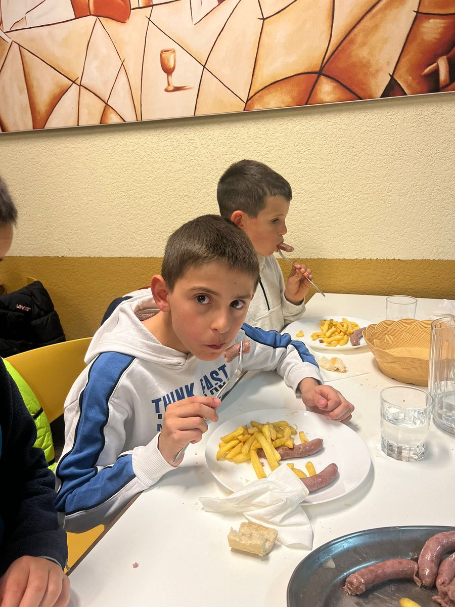 SalesianasSJ's tweet photo. Tras una tarde apasionante disfrutando y conociendo @farmcamp_ancora en #Mohernando, lo mejor es una cena de sopa caliente 🥣 y salchichas con patatas!#ContigoTodoEsMejor https://t.co/RsGx3EidA6