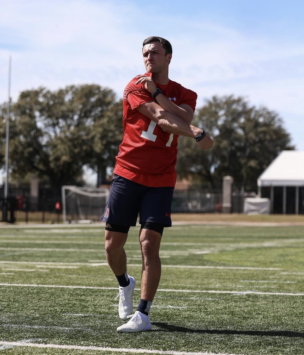#UFL Training Camp:

Picture of QB Nolan Henderson of the @XFLRoughnecks at training camp getting prepared for some drills. 32 days till the start of the season. 

#AFN 
@NolanMHenderson