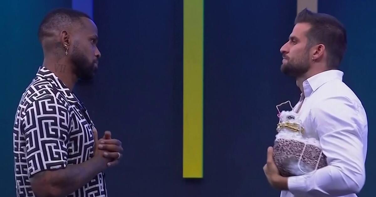 hoydia's tweet image. ¡La tensión está en su punto máximo en #LaCasaDeLosFamosos! 💥 La Melaza no tiene filtro y le lanza a Clovis Nienow: &apos;Eres la sombra de tu líder&apos;. ¿Qué repercusiones tendrá esta fuerte declaración? ¡Mantente al tanto! #Drama #Confrontación #LCDLF4 trib.al/rAe0Ae1