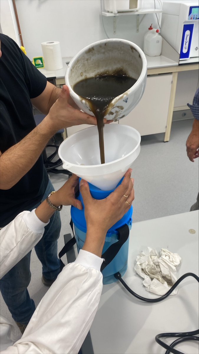 OskarCrespoRomo's tweet photo. Puré de #hongos 🍄 para inocular miles de plantas. #venturia #inoculation
#fitopatología #patologiavegetal https://t.co/Z1YM4e9wgI