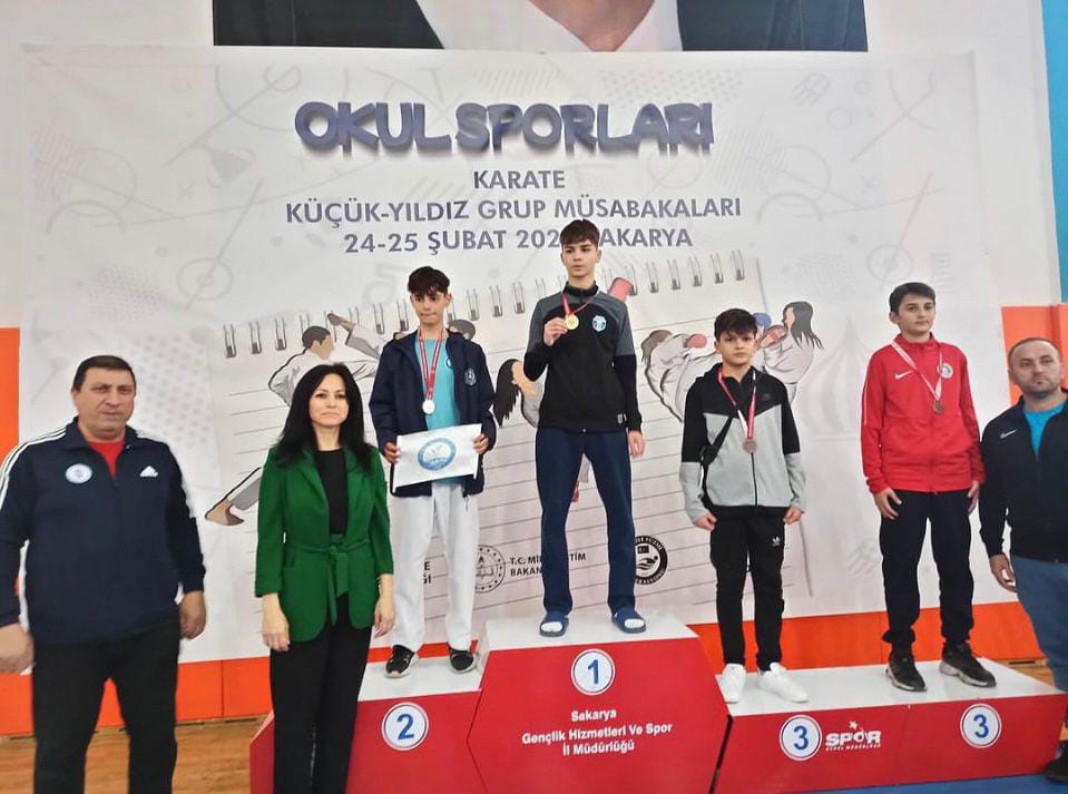 Sakarya'da yapılan okullar arası Karate Yıldızlar Grup müsabakalarında okulumuz öğrencilerinden ERKAN AKKÖSE 1. ve UMUT KURUMEHMET 3. olmuştur. Öğrencilerimiz bu derecelerle birlikte Türkiye Şampiyonasına da gitmeye hak kazanmışlardır.