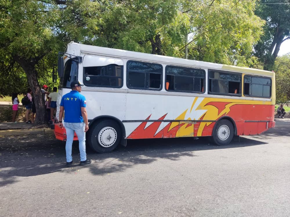 #26Feb| Servidores públicos del #INTT Cumaná se encuentran desplegados en las paradas de transporte público del centro de la ciudad, con el objetivo de garantizar la seguridad de los conductores y peatones. #AmorGarantíaDeFuturo