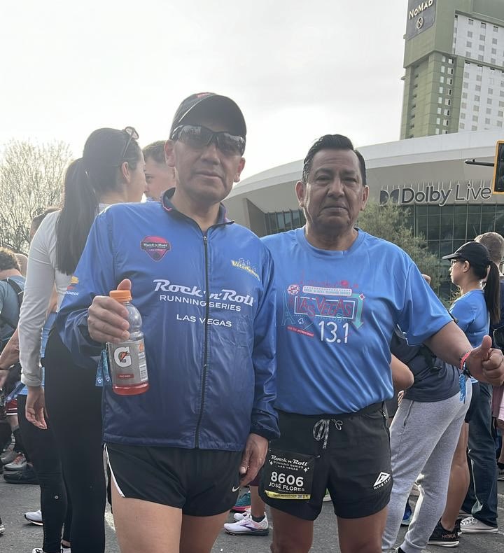 José Flores Ríos, docente de la RED de Educadores participó en la media maratón 21 K que se realizó en Las Vegas, EE.UU. logrando quedar en 12 lugar en el top 20, entre los más de 11.500 corredores. Al finalizar la carrera alzó la bandera de la RED, como símbolo de Victoria.