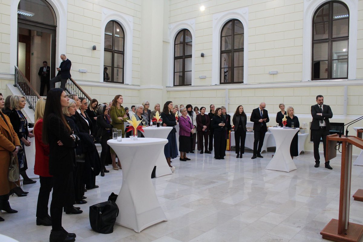 mfa_bih's tweet photo. Danas je u prostorijama Ministarstva vanjskih poslova 🇧🇦 u prisustvu više od 60 žena diplomata  inaugurisana Mreža žena diplomata u Bosni i Hercegovini.

Pozdravno obraćanje imao je @DinoKonakovic, ministar vanjskih poslova BiH koji je dao podršku ovom skupu, te najavio imenovanje koordinatora za ovu oblast u MVP BiH. 

Uspostavljanjem ove mreže, pod nazivom WEDIN BH, Bosna i Hercegovina se pridružuje brojnim evropskim zemljama koje su uspostavile ženske diplomatske mreže.
💪