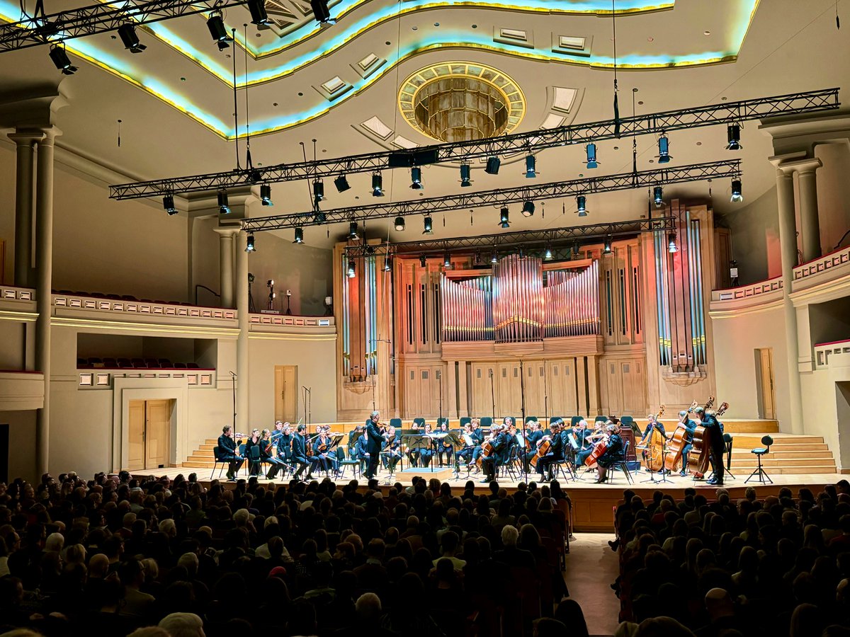 tamasivankovacs's tweet photo. 🇭🇺🤝🇪🇪 I was very happy to present our best wishes on behalf of #Hungary to my friend & fellow #Finno-#Ugric #Ambassador @ArturKink at the National Day event of #Estonia in @BozarBrussels tonight. Also, fantastic concert 🎶👏 by #Symfonie #orkest #Vlaanderen featuring also #Hungarian musicians Bence #Ábrahám (Eerste viool) & Éva #Pusker (Tweede viool). ⚫️🟡🇧🇪🇭🇺