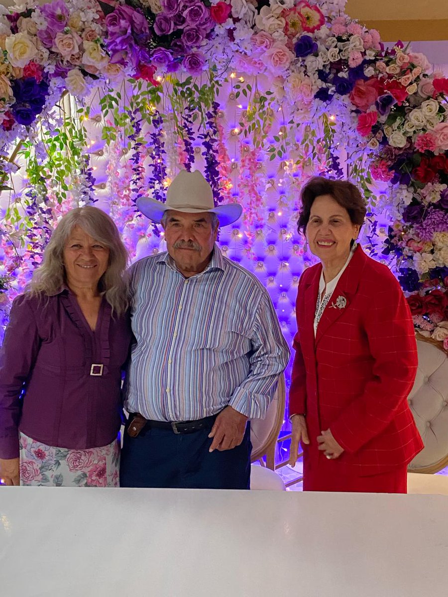 RcivilCoahuila's tweet photo. Este fin de semana 400 parejas formalizaron su unión en los matrimonios comunitarios, que se llevaron a cabo en los municipios de Torreón, Monclova y San Buenaventura, logrando con ello dar certeza jurídica a su vida en familia.👏🏻🎊🎉 https://t.co/5x85CMRFaf