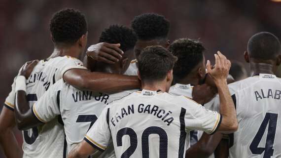 NachoCotino's tweet photo. Si el Real Madrid No permite que las cámaras de la televisión oficial de La Liga grabe en su vestuario… ¿Por qué tiene que permitir el @valenciacf que se traigan todo el circo 🎪, NETFLIX incluido, para hacer un documental para mayor gloria del Premio Nobel de la estupidez? https://t.co/UhvYzSVr8O