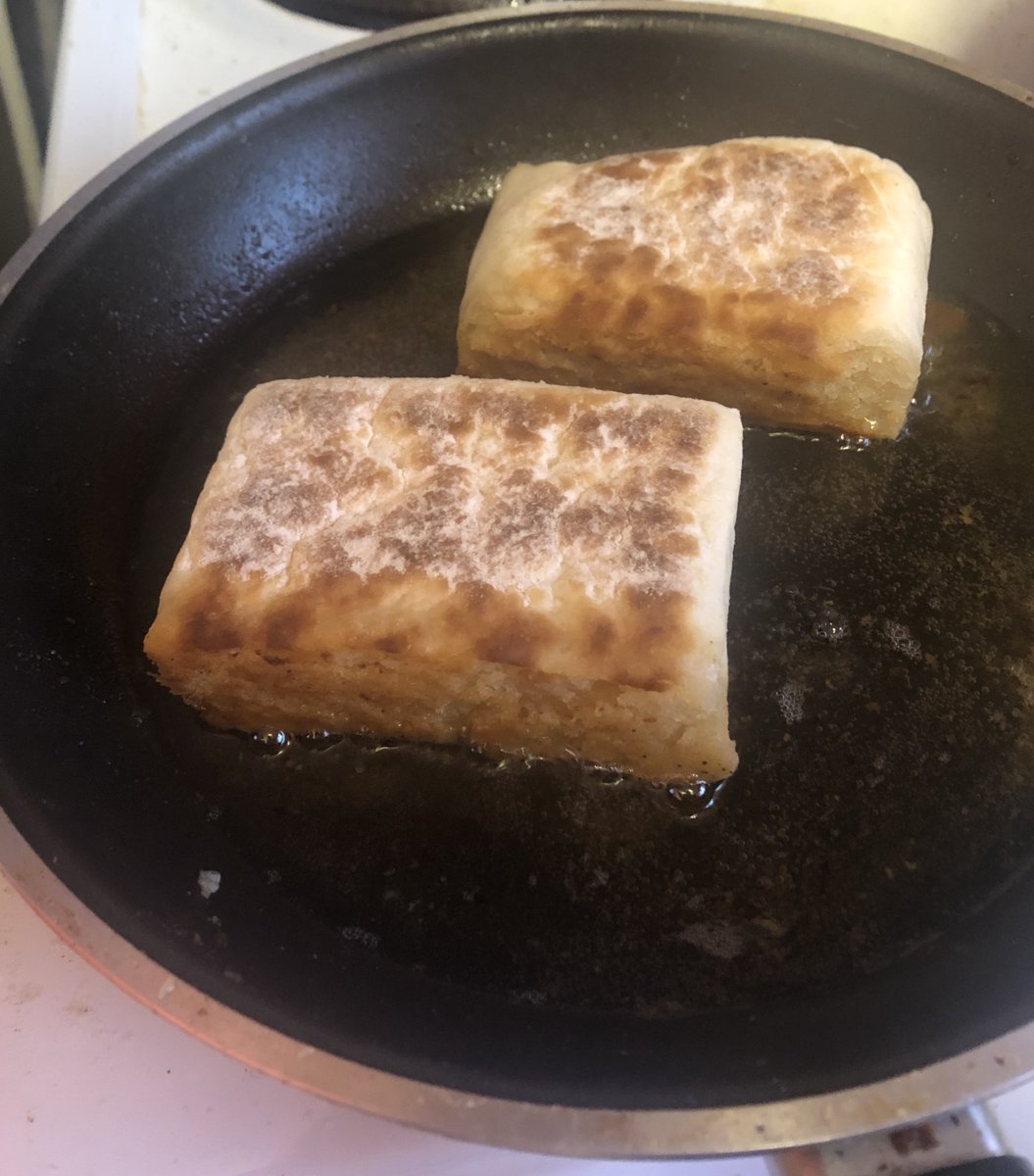 BelfastBooks's tweet photo. There is only one way to 🔪 a soda farl for inclusion in a #GoodFryDayAgreement compliant  #UlsterFry 

This way. The only way. #VP #VerticalPlane https://t.co/DKtpjkY3IF