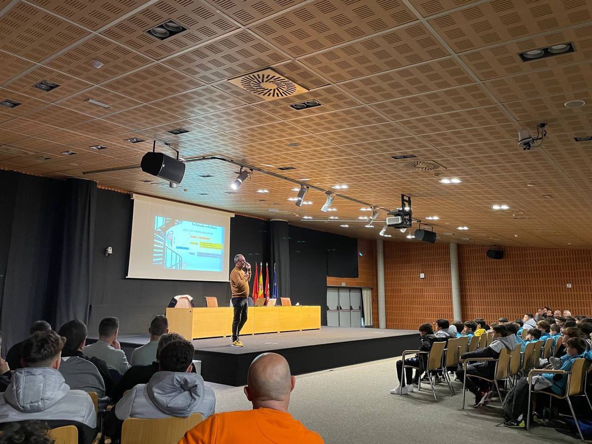 AidaCast's tweet photo. A través del deporte, también del fútbol, fomentemos valores que nos llenen de orgullo. Clubes, ayuntamiento, familias y deportistas debemos ser equipo para crear un ambiente de respeto dentro y fuera del campo. Gracias al @RivasFutbolClub por su labor en esta importante misión. https://t.co/JVY4uyjXzk
