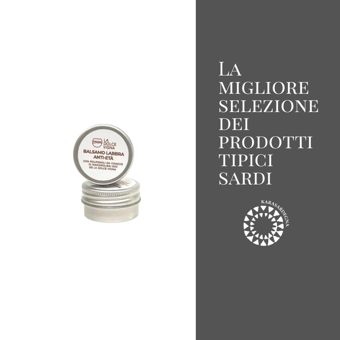 BALSAMO LABBRA ANTI-ETÀ CON POLIFENOLI ESTRATTI DA VINACCE DI MANDROLISAI DOC 

📖Balsamo dalla Texture fondente con Estratto di Vinacce di Mandrolisai e Olio di Vinaccioli ricchi in Polifenoli, per un'intensa azione antiossidante e anti-età.

☑️ Prodotto da @la_dolcevigna