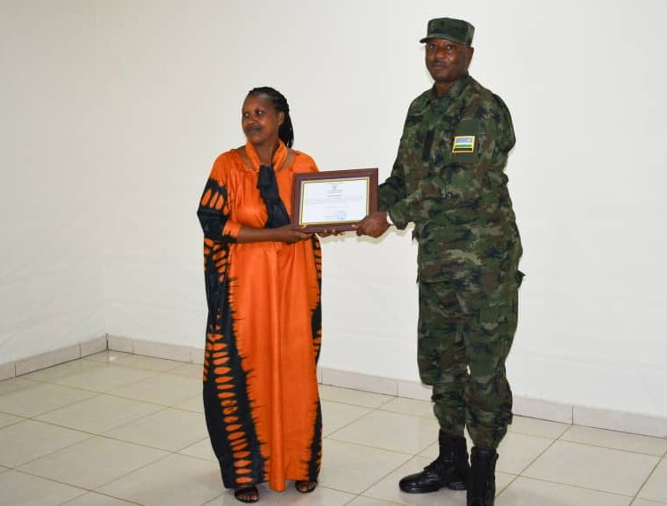 rulindodistrict's tweet image. Umuyobozi w'Umudugudu wa #Kabeza mu Kagari ka Kamushenyi, Umurenge wa #Kisaro yahawe igihembo cy'igare rizamufasha mu bukangurambaga bwa Mitiweli no kurushaho kwegera abaturage. Akagari ka #Busoro, mu Murenge wa #Buyoga kahawe icyemezo cy'ishimwe na sheki y'amafaranga 100,000Frw.