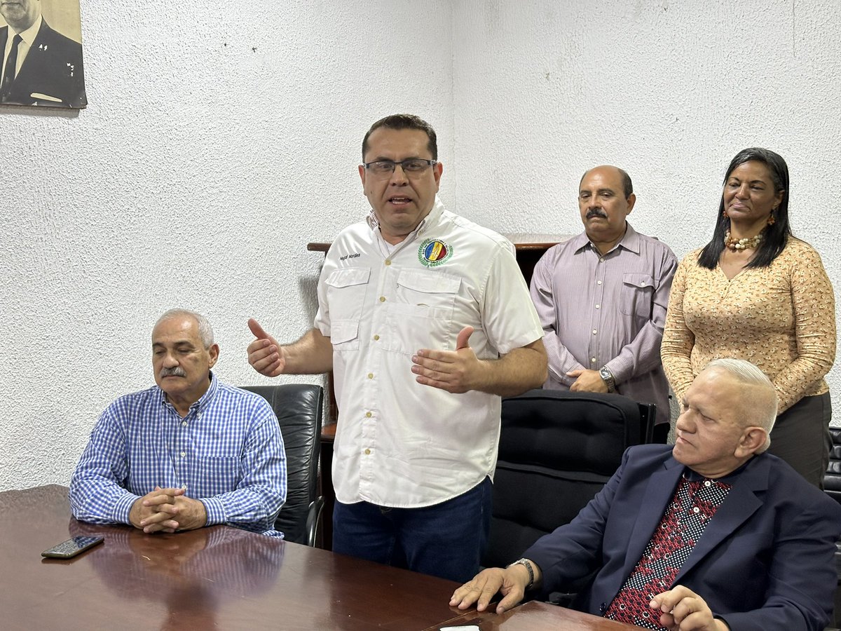 ADVenezuelaa's tweet photo. Miembros de la Dirección Nacional de #AcciónDemocrática encabezada por el Secretario General Nacional @adbernabe, y el candidato presidencial de AD @luisemartinezh, acompañaron al nuevo Secretario General Seccional Miranda @Negal_m, a la juramentación del CES. #ADSeCrece🏳️ https://t.co/mOiAelvcE2
