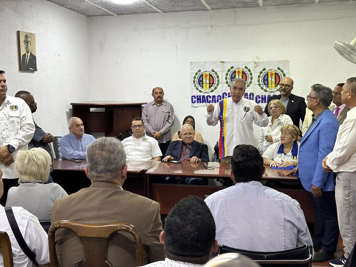 ADVenezuelaa's tweet photo. Miembros de la Dirección Nacional de #AcciónDemocrática encabezada por el Secretario General Nacional @adbernabe, y el candidato presidencial de AD @luisemartinezh, acompañaron al nuevo Secretario General Seccional Miranda @Negal_m, a la juramentación del CES. #ADSeCrece🏳️ https://t.co/mOiAelvcE2