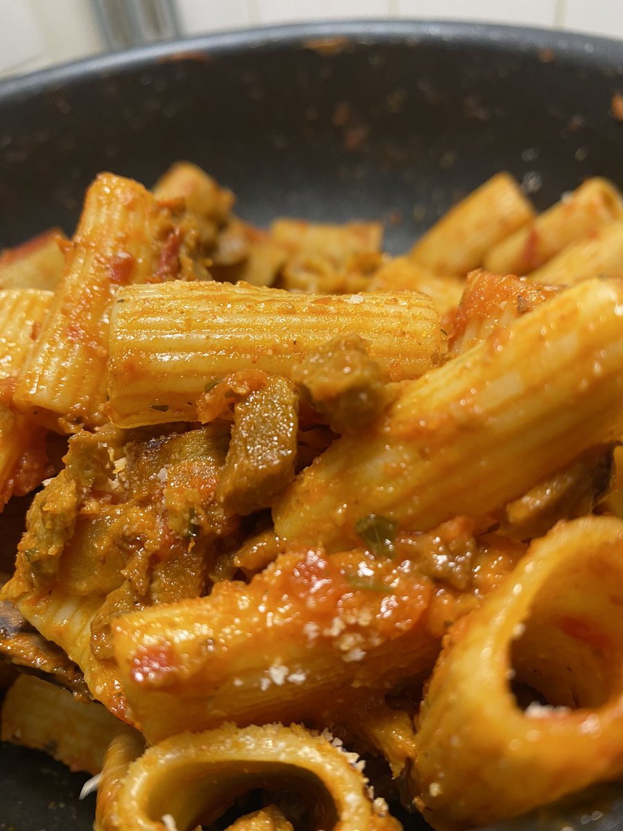 Ce soir c’est pâtes à la sauce arrabbiata avec de la viande VÉGÉTALE et même du parmesan VÉGÉTAL 🧀 
quel délice de pas tuer d’animaux pour bien manger 🌱🤍
#vegan #salonAgriculture #viandevegetale