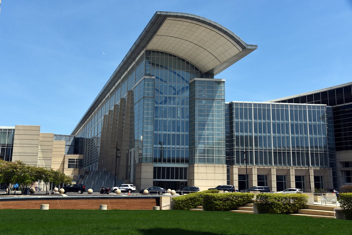 And finally, the #1 Largest Trade Show Convention Center in the US is! (drumroll, please) 🥁 🏛️ The McCormick Place, Chicago, IL @McCormick_Place boasts over 2.6 million square feet of exhibit space and houses one of Illinois's largest public art collections, with more than 100…