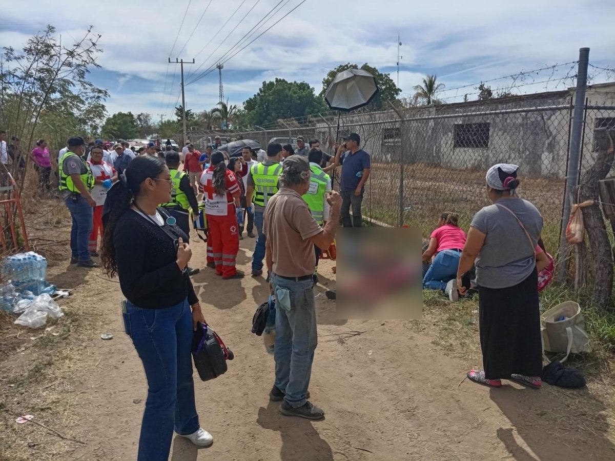 Riodoce_mx's tweet photo. #Camionazo 🔴 | 15 heridos de consideración deja choque entre tráiler y camión #NorteDeSinaloa, en #L#losMochis.
👇
https://t.co/o98eKdjhq2 https://t.co/SVglBv0bDT