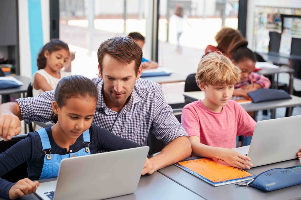 Technology has become an everyday part of our lives, and that’s true for schools, too. Learn more about the benefits of technology in the classroom: tinyurl.com/2ffnpa7w #EdTech #TechnologyInTheClassroom #Students #Teachers