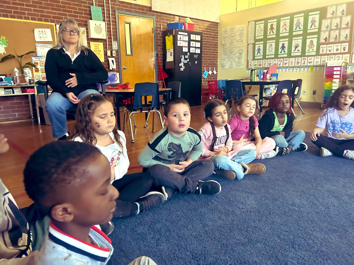 JNolin6's tweet photo. @CityFalcons  1st mindfulness lesson. Paying attentn is a physical task. How you sit can help you focus. Check in w/ your posture, adjust to sit upright &amp; relaxed. Notice how that feels (mindful body). Do you prefer movement/stillness? When do you feel calm? @gecdsbpro #breathe https://t.co/t3jsQj9hDH