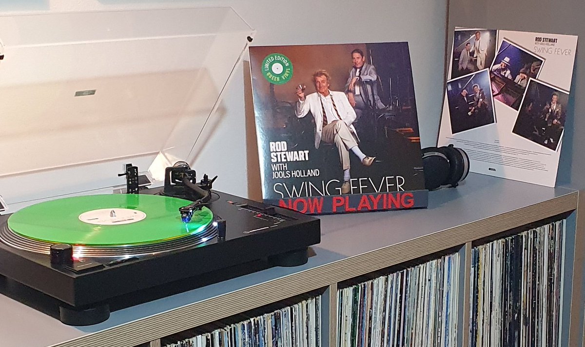whistler360's tweet photo. #Birthday #Gifts

My kids &amp; grandkids really know what I like 🤣

Besides being a great #album the production is so so good.

#RodStewart #JoolsHolland &amp; 
The Rhythm &amp; Blues Orchestra 

#SwingFever

#Vinyl  &amp; #WhiskyGlass https://t.co/Z0j151JEX7
