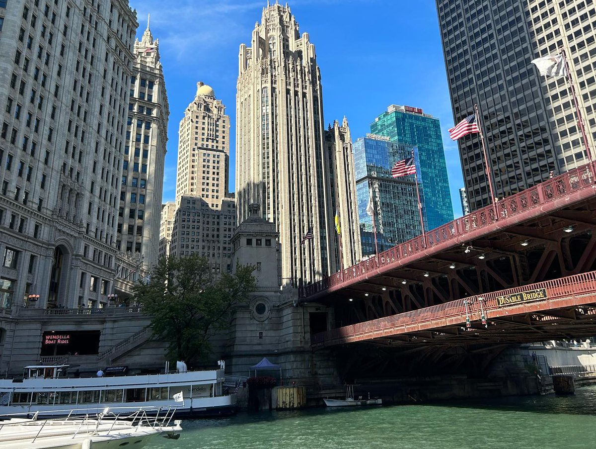 A beautiful Monday in Chicago! Close the laptop a touch early, enjoy the weather, and make your way to Volare for Monday night dinner to jumpstart the spring season in Chicago! #volarechicago

📷 @wendygp2