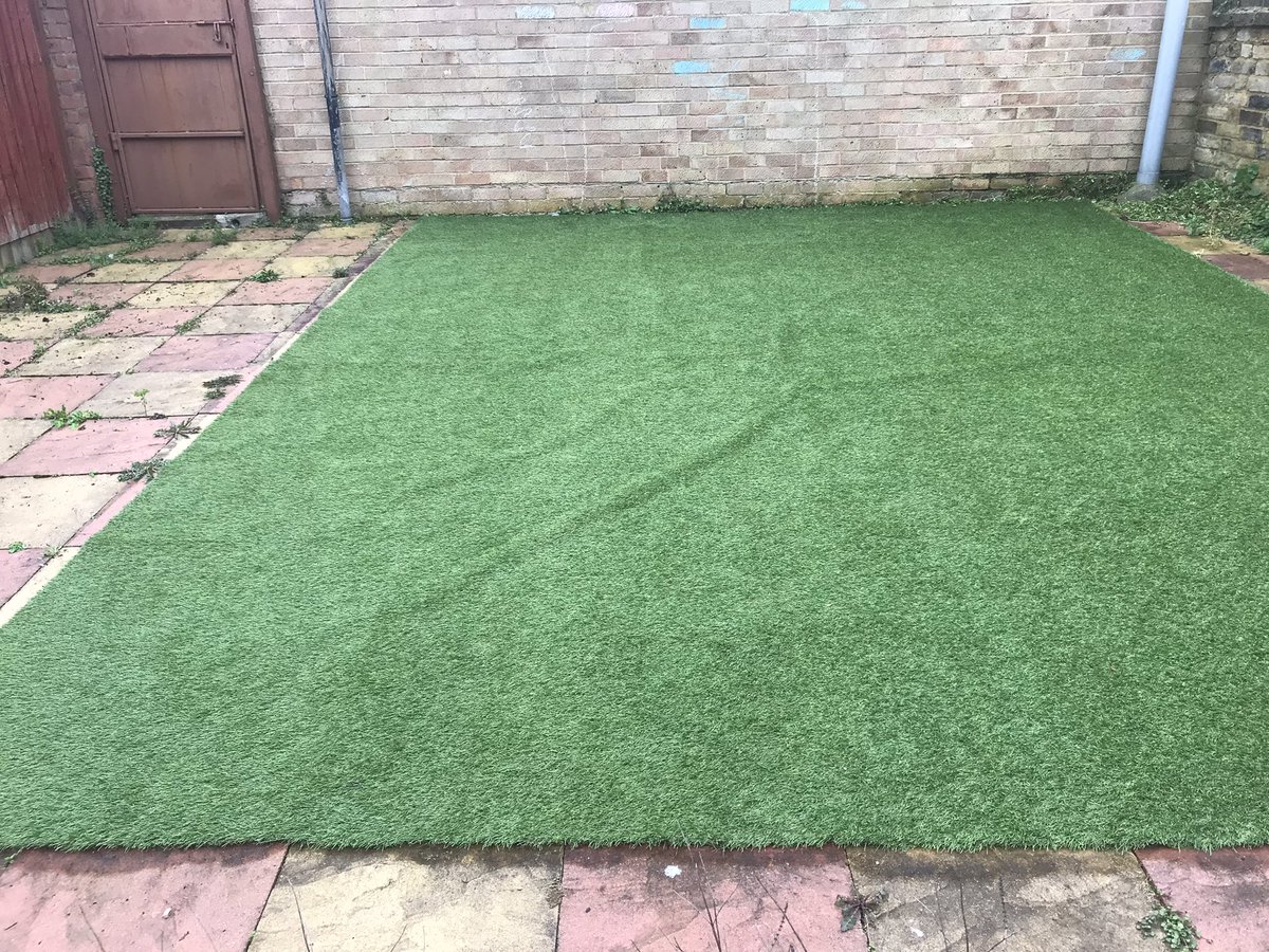 megdeclutter's tweet image. Decluttering day 5 : got rid of this huge fake grass in the garden. It was still in a good condition so found a new home for it :) forgot to take after photo before it was too dark..