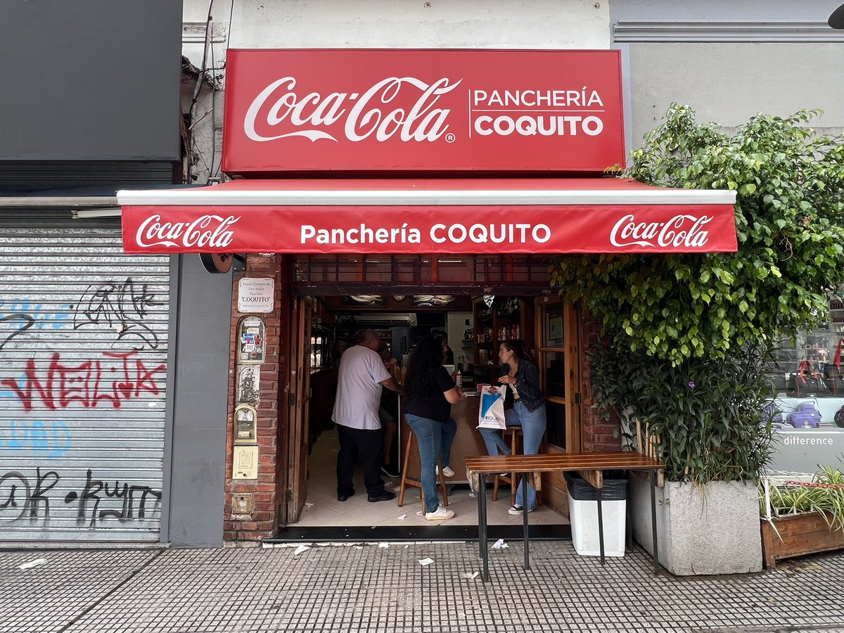 Pancho con mostazas en Panchería Coquito en Buenos Aires. Desde 1955.