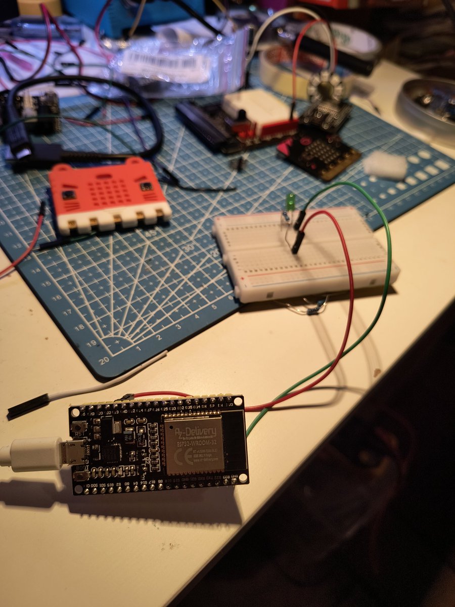 Ed anche Esp32 lo abbiam fatto girare.

Purtroppo siamo ancora lontani dalla completezza delle librerie di Arduino, ma concettualmente Micropython è davvero un altro pianeta.